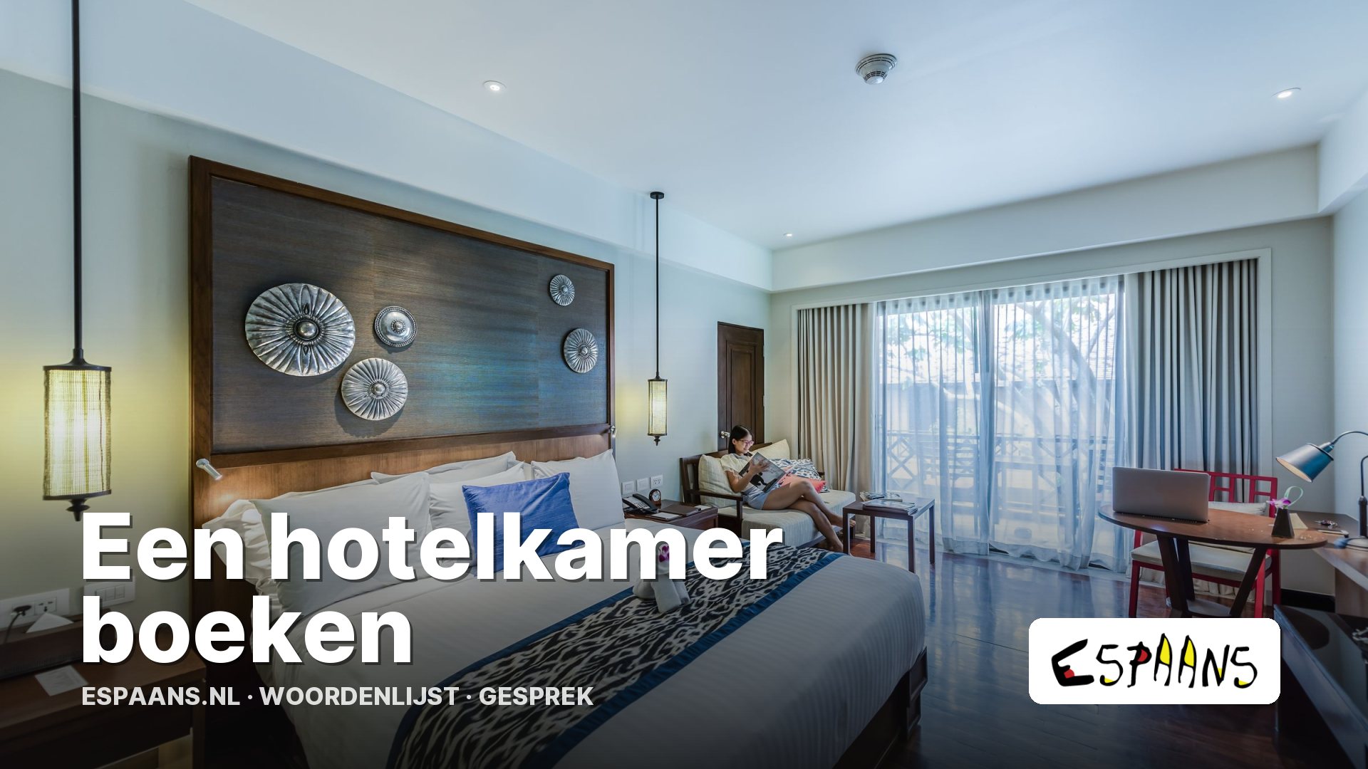 Een lichte hotelkamer met een groot bed en een balkon
