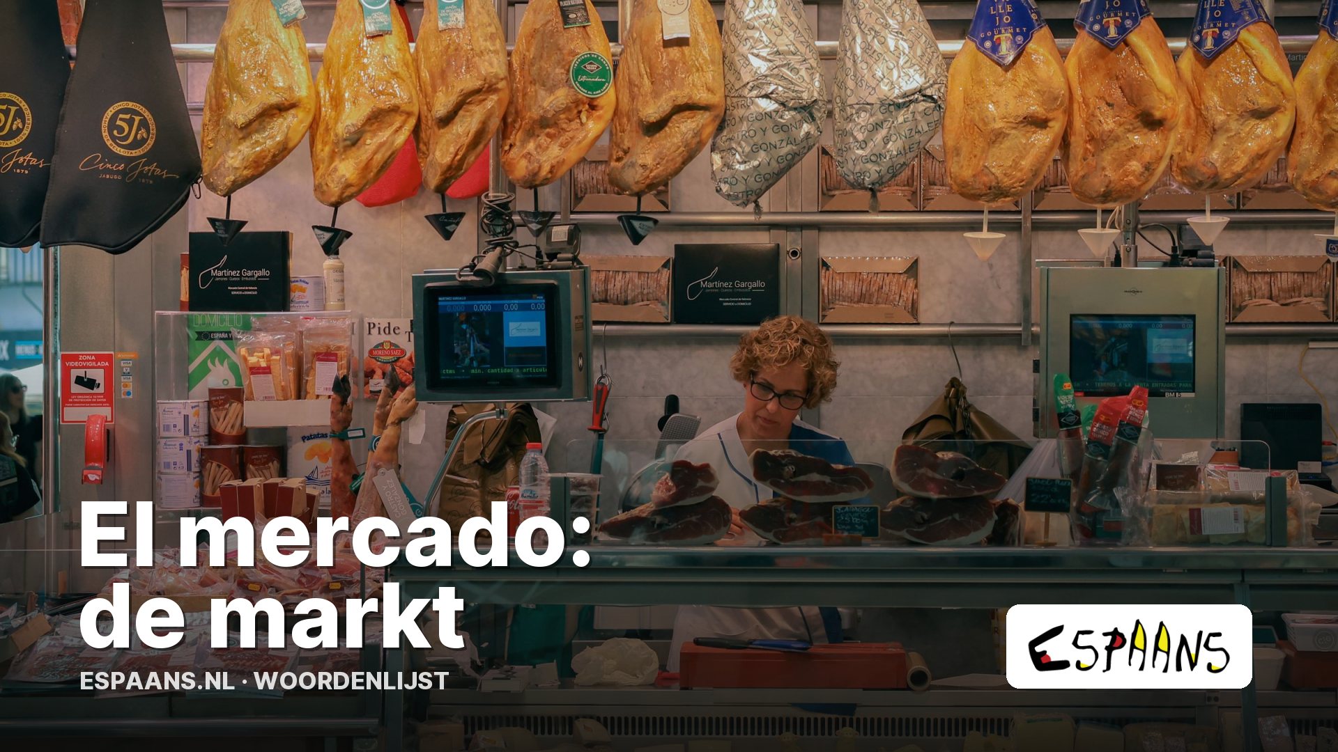 Een marktkraam in Valencia met hammen, worsten en kazen