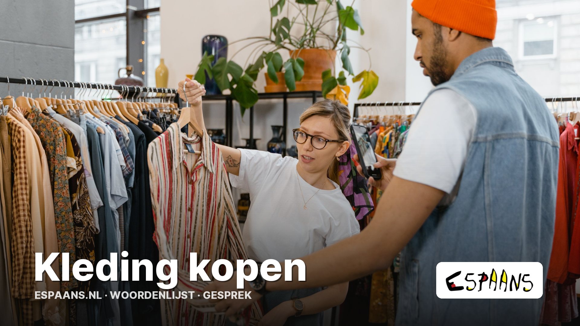 Een vrouw helpt een man een overhemd uitzoeken in een kledingwinkel