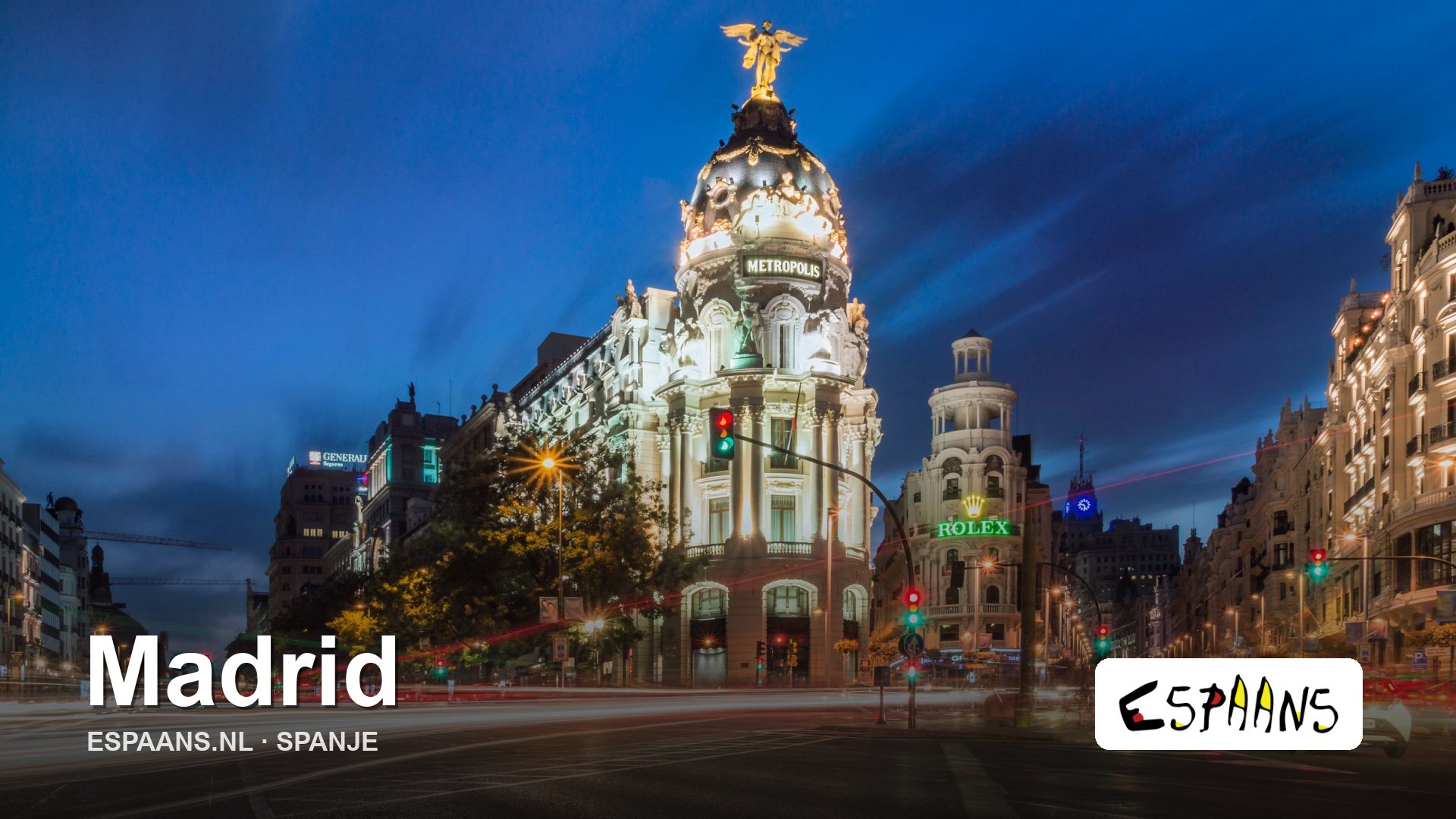 Het Metrópolis-gebouw aan de Gran Vía in Madrid bij avond
