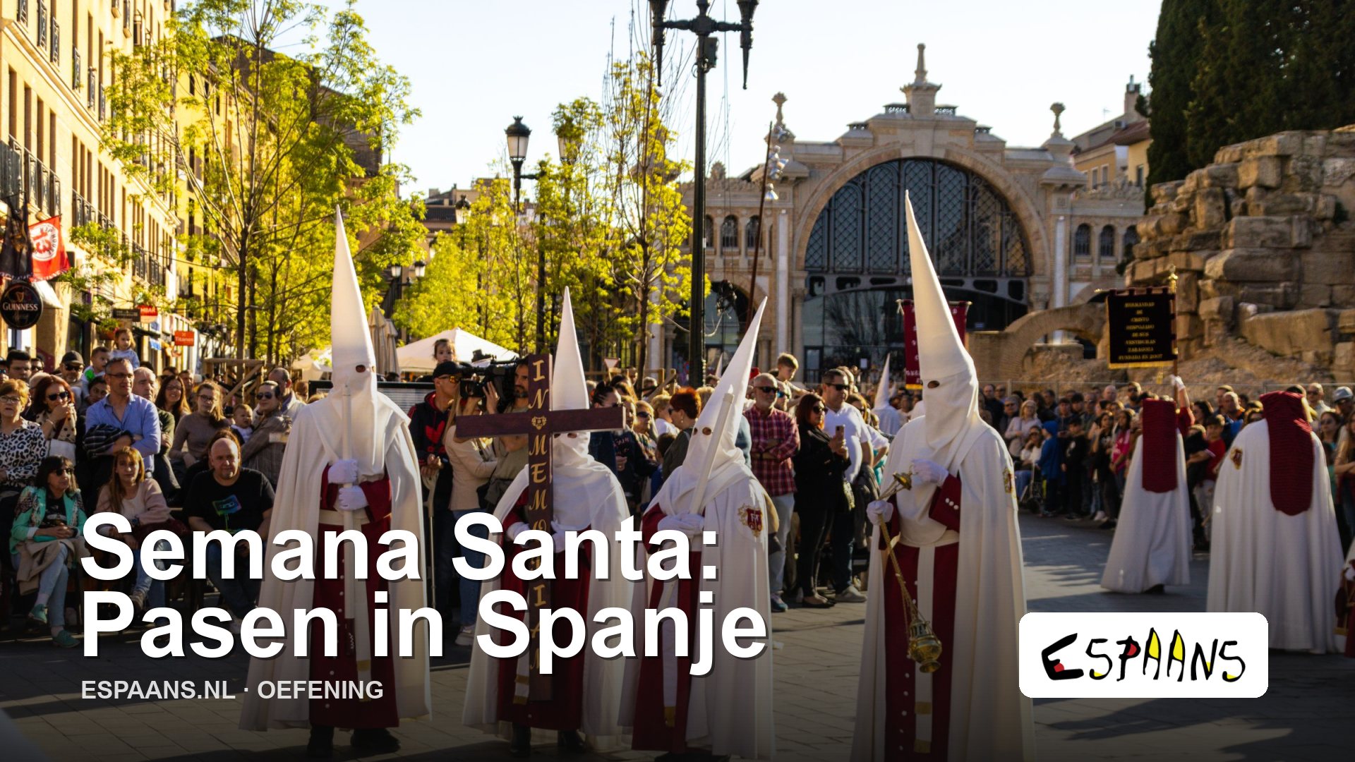 Nazarenos met puntmutsen in een processie tijdens de Semana Santa in Zaragoza