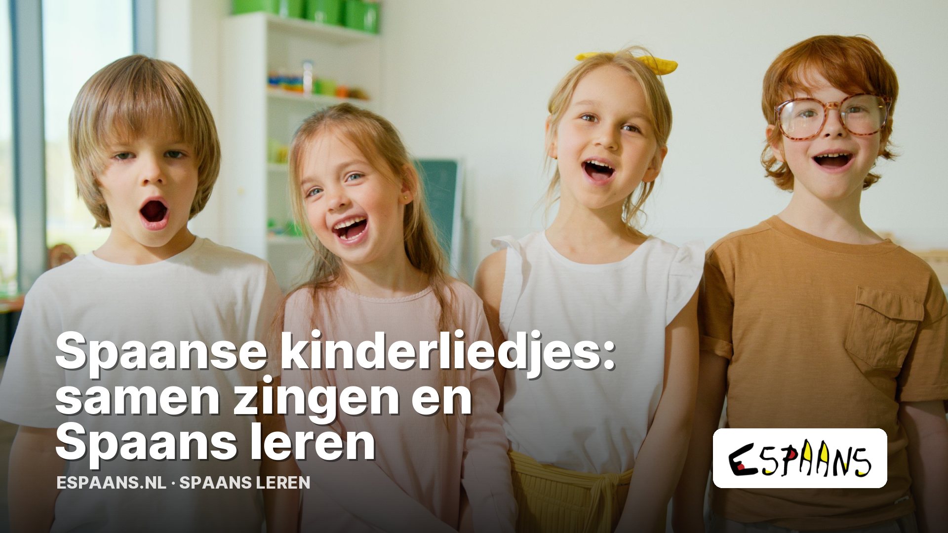 Vrolijke kinderen die samen zingen