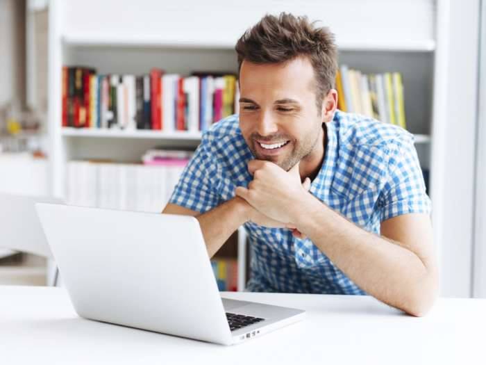 Cursist volgt een online les Spaans op zijn laptop