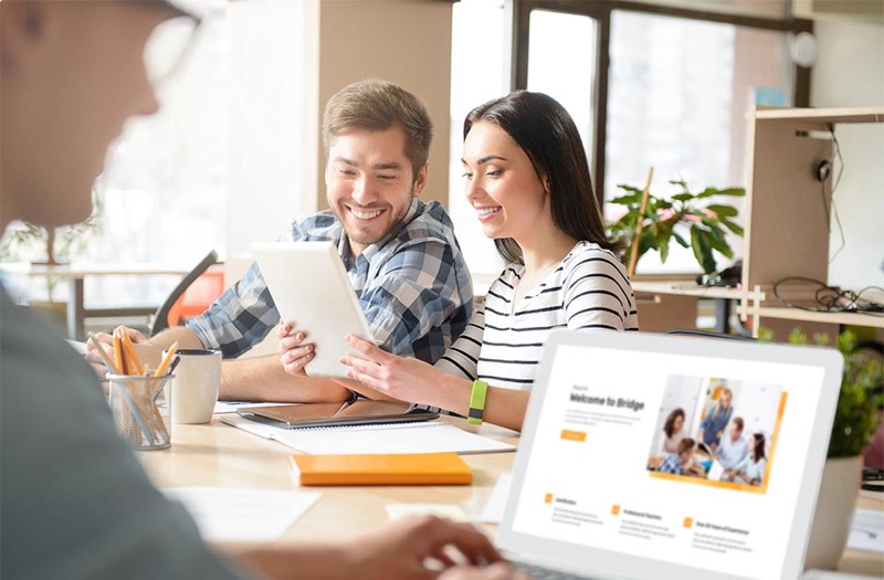 Twee collega’s volgen samen een online les op een tablet