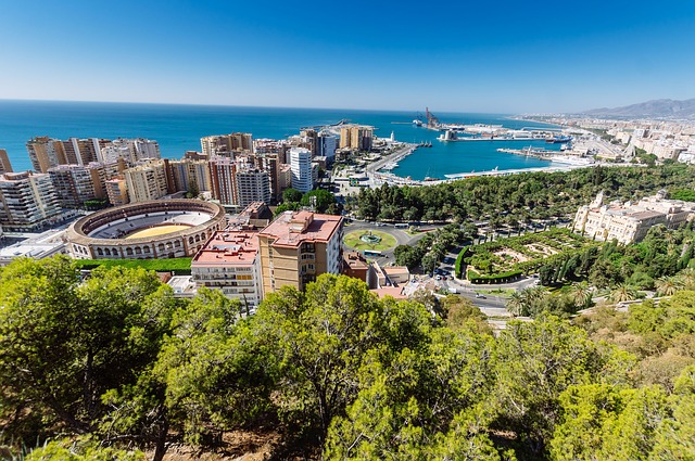 Uitzicht over de appartementen en de haven van Málaga