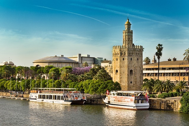 Rondvaartboten bij de Torre del Oro in Sevilla