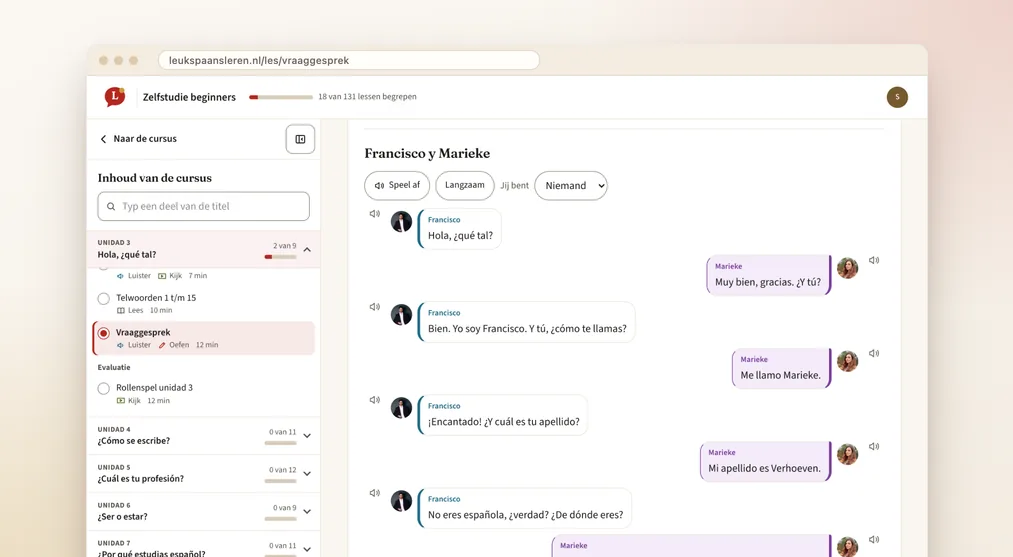 Een Spaans vraaggesprek als chat, met afspeelknoppen en een langzame stand